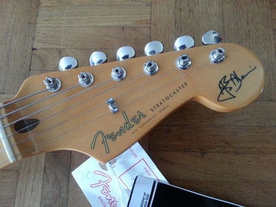 
hank marvin stratocaster Headstock front
