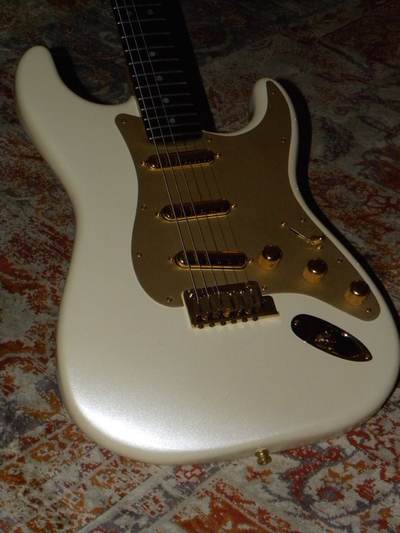 White Pearl American Deluxe Stratocaster body