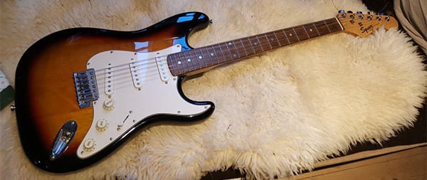 Brown Sunburst Squier SE-100 with 22 frets, intended for European market only