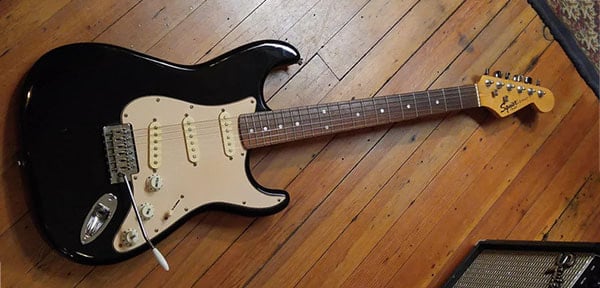Regular Squier SE-100 with 21 fret and Black finish