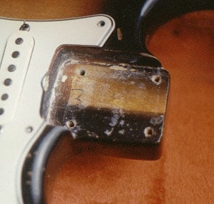 Tasca del manico parzilamente priva di vernice di una Stratocaster del '64 (ReCaster)