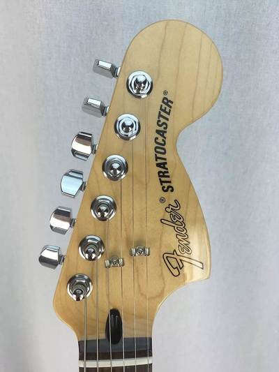 Fender Fishman TriplePlay Stratocaster HSS headstock