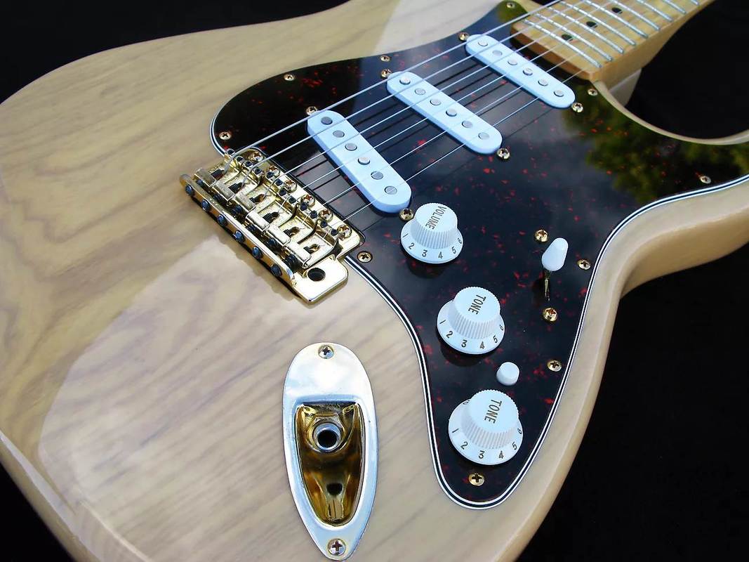 Body of the Deluxe Super Strat: the push pull switch between tone knobs activates bridge pickup in positions 4 and 5 