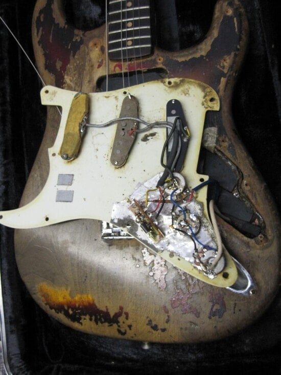Cosa nasconde il battipenna della Stratocaster di Rory Gallagher? (foto rorygallagher.com)