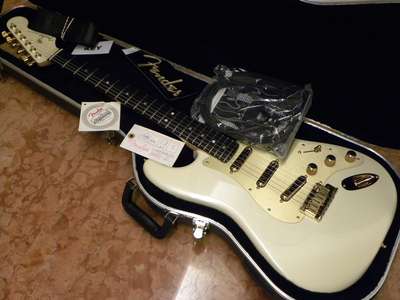 White Pearl American Deluxe Stratocaster with case
